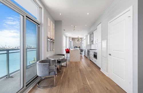 Humber Bay Shores Condominio | Upscale Penthouse with breathtaking unobstructed views