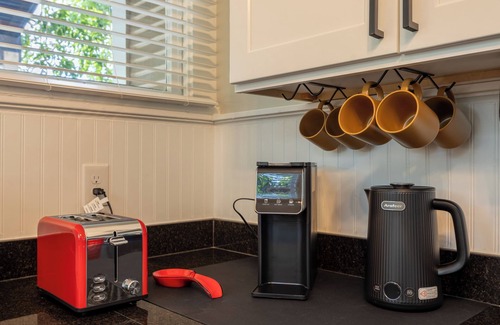 Arsenal Condominio | Upscale, Quiet, and Relaxing King William Retreat