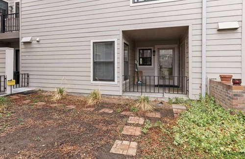 Cherry Creek Condominio | Upscale remodel in walkable Cherry Creek