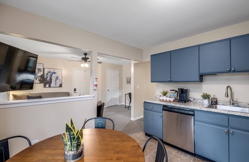 College Heights Apartamento | Upscale Retreat Near EMU: Serene, Sophisticated, Full Amenities