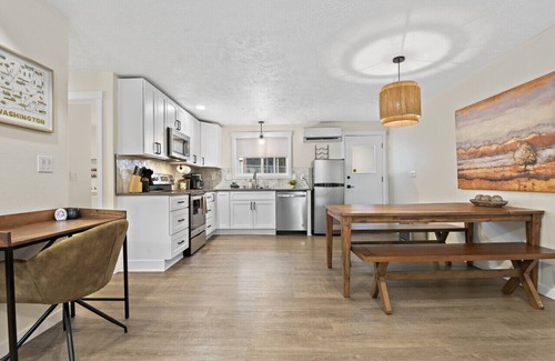 Spokane Casa | Upscale Rockwood Boho Townhouse