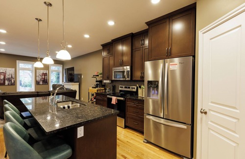Saskatoon Casa | Upscale Saskatoon Getaway Private Yard Quiet Neighbourhood Sleeps 7