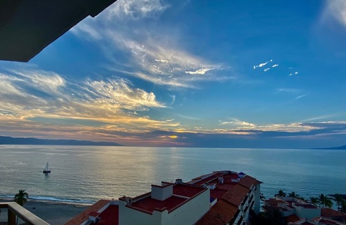 Lázaro Cárdenas Condominio | Upscale spacious condo with spectacular views of the Bay of Banderas