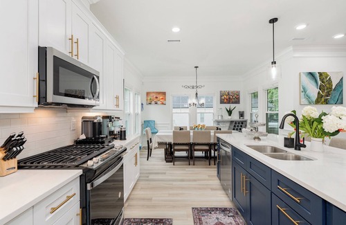 Hayes Casa | Upscale spacious 5-bedroom house mins to Airport with fitness and game rooms