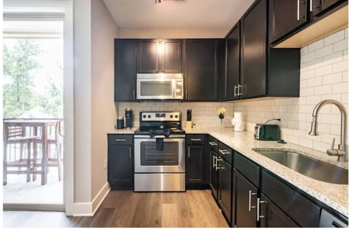Barclay Downs Apartamento | Upscale Studio in Ritzy SouthPark Charlotte/King Bed/Balcony/Free Parking!