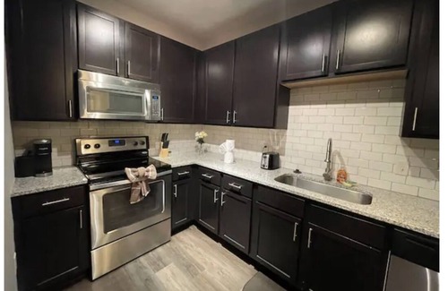 Barclay Downs Apartamento | Upscale Studio in Ritzy SouthPark Charlotte/King Bed/Balcony/Free Parking!
