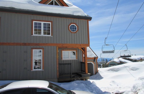 Big White Ski Resort Casa | Casa de lujo en el centro del pueblo con acceso de entrada / salida de esquí.