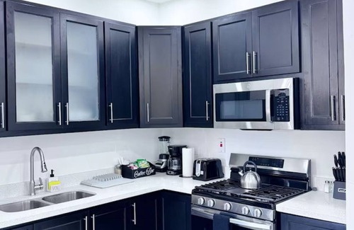 West Gate Hills Apartamento | Upscale Urban Oasis - Luxury Two Bedroom Apt Prime Location mins from the beach