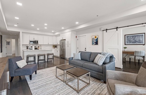 Charles Town Condominio | Upscale Walkup Apartment in the Heart of Historic Charles Town, WV