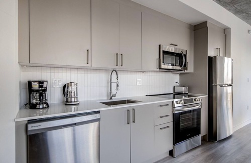 Edgewater Apartamento | Upscale Wynwood 2BR w/ Sauna, W/D & Roof Pool, nr Shops, by Blueground
