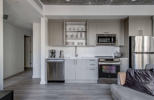 Edgewater Apartamento | Upscale Wynwood 2BR w/ Sauna, W/D & Roof Pool, nr Shops, by Blueground