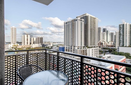 Edgewater Apartamento | Upscale Wynwood 2BR w/ Sauna, W/D & Roof Pool, nr Shops, by Blueground