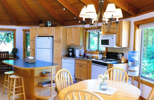 Lummi Island Cabina | Upscale Yurt/Sauna/Pet Friendly/Water View/FP, close to beach