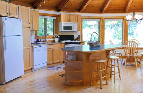 Lummi Island Cabina | Upscale Yurt/Sauna/Pet Friendly/Water View/FP, close to beach