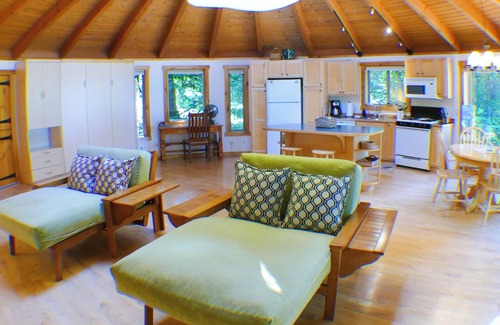 Lummi Island Cabina | Upscale Yurt/Sauna/Pet Friendly/Water View/FP, close to beach