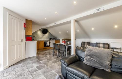 Newark upon Trent Casa | UPSIDE DOWN HOUSE - Sleeps up to 6 Guests - Great for Family and Friends Gatherings,Corporate events ,Near Sherwood Forest at Fairview Farm in Nottingham set in 88 acres