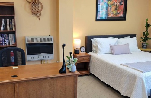 Bainbridge Apartamento | Upstage Stay at The Historic Paxton Theatre