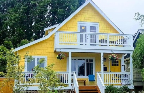 Alki Casa | UPSTAIRS Alki Beach APARTMENT - Seattle -Historic-1858