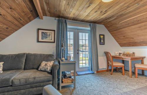 Alki Casa | UPSTAIRS Alki Beach APARTMENT - Seattle -Historic-1858