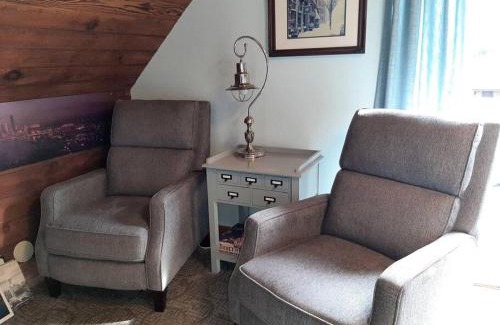 Alki Casa | UPSTAIRS Alki Beach APARTMENT - Seattle -Historic-1858