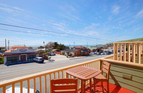Cayucos Apartamento | Upstairs Ocean view Cal King Suite