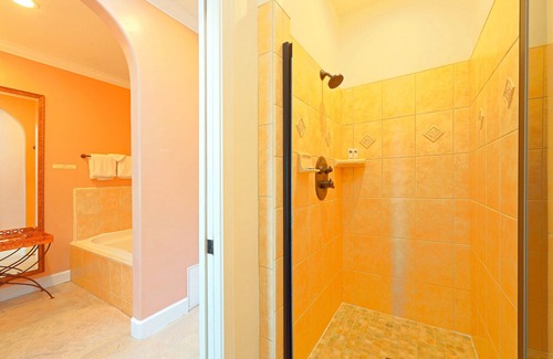 Cayucos Apartamento | Upstairs Ocean view Cal King Suite