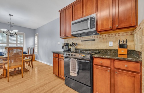 Buford Casa | Upstairs Unit w/ Balcony + Pool and tennis
