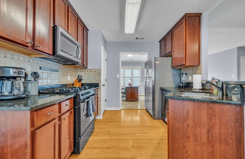 Buford Casa | Upstairs Unit w/ Balcony + Pool and tennis