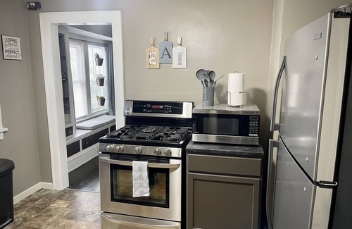Old Brooklyn Apartamento | Upstairs Unit with Office Space near Downtown Cleveland + National Park