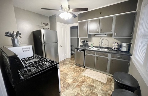 Old Brooklyn Apartamento | Upstairs Unit with Office Space near Downtown Cleveland + National Park