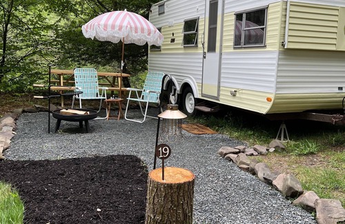 Parksville Casa | Upstate Catskills Beautiful 1978 Vintage Camper "Shirley"