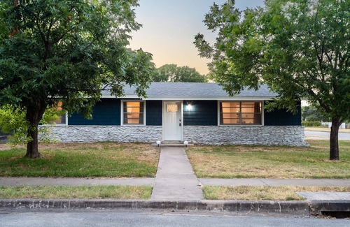 Highland Casa | Upstay - Bungalow w Games Golf Fire and Patio
