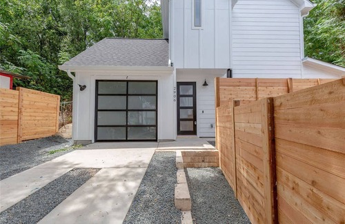 Rosewood Casa | Upstay - Eastside Home w Patio BBQ - Mins to DT