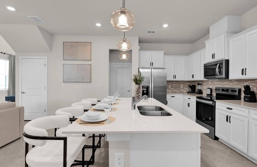 Four Corners Casa | Upstay Family Home w Cinema Pool BBQ Clermont