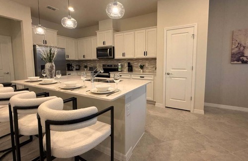 Four Corners Casa | Upstay Family Home w Cinema Pool BBQ Clermont