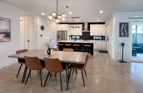 Rosewood Casa | Upstay - City Views & Stargazing on Rooftop Patio