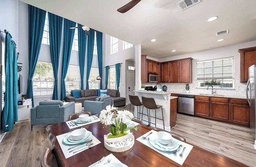 Govalle Casa | Upstay: Spacious 2-Home Duplex in Govalle for 18