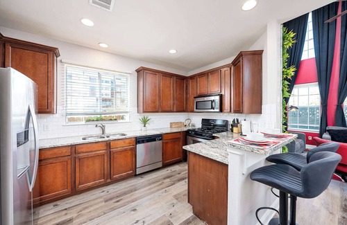 Govalle Casa | Upstay: Spacious 2-Home Duplex in Govalle for 18