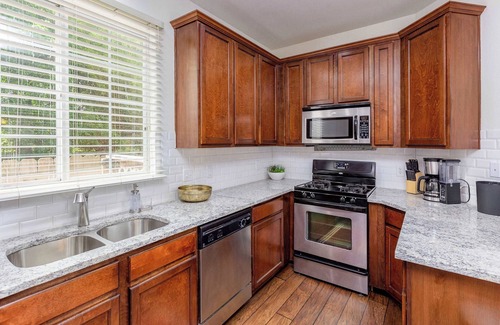 Govalle Casa | Upstay: Spacious 2-Home Duplex in Govalle for 18