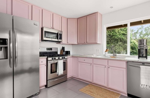East Congress Casa | Upstay Stunning 3BR Family Home—Garden & Fireplace