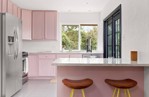 East Congress Casa | Upstay Stunning 3BR Family Home—Garden & Fireplace