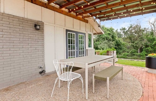 East Congress Casa | Upstay Stunning 3BR Family Home—Garden & Fireplace