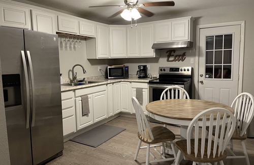 Mead Cabina | Upstream Cottage-Lake Texoma. RV awning to park boat. Near boat ramp & marina.