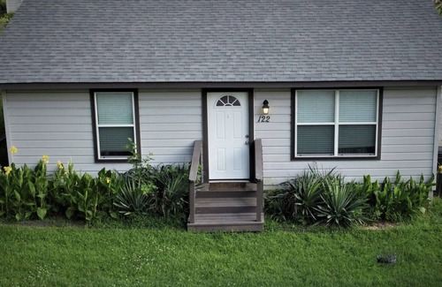 Mead Cabina | Upstream Cottage-Lake Texoma. RV awning to park boat. Near boat ramp & marina.