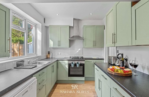 Reading Casa | Upto 20% OFF - Modern 6BR for Stay- Parking