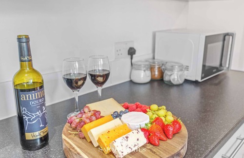 Reading Casa | Upto 20% OFF - Modern 6BR for Stay- Parking