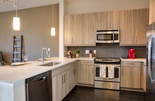 Third Ward Apartamento | Uptown 1 BR Apt with Balcony by Frontdesk