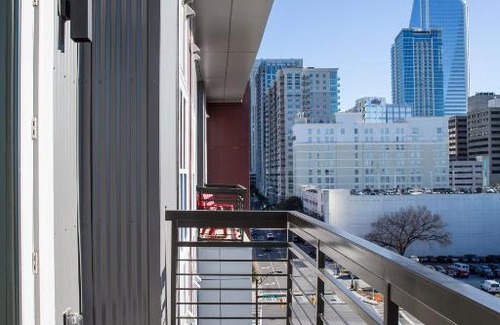 Third Ward Apartamento | Uptown 1 BR Apt with Balcony by Frontdesk