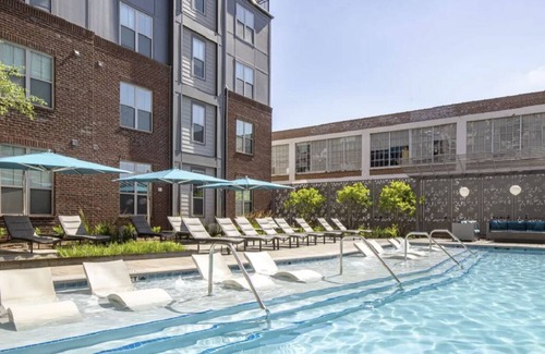 Wesley Heights Apartamento | Uptown 1bdr Queen bed Free Wifi and Parking