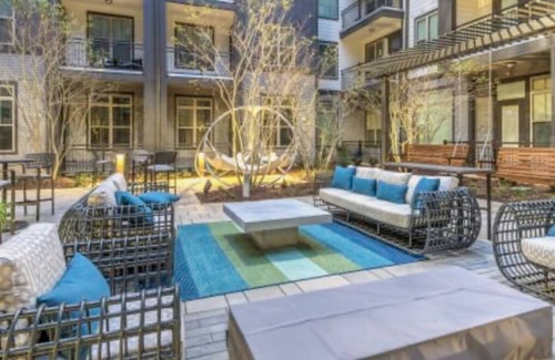 Wesley Heights Apartamento | Uptown 1bdr Queen bed Free Wifi and Parking